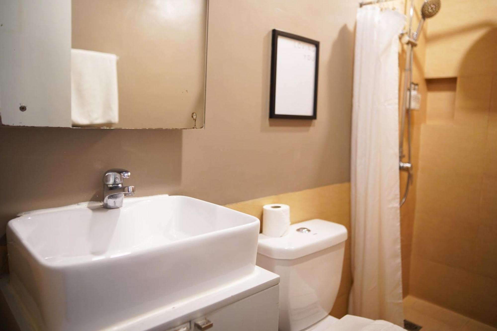 Abraham Manila - Located In Central Makati (Adults Only) Makati City Rom bilde